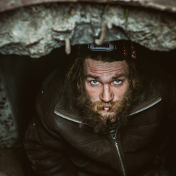 Call-центр: Туңгучта психикалык жактан жабыркаган эркек жергиликтүү тургундардын үрөйүн учурууда