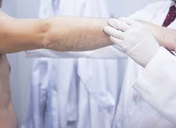 Таласта Бишкектен дарыгер күткөн хирург бычакталган бейтаптын кан тамырын 8 саат бою кармап турган