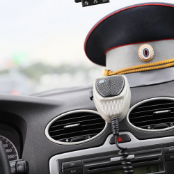 Бопонов өзү короздонуп кооз бөлмөдө отурса, калган байкуш кызматкерлер тишинин кирин соруп эски, муздак бөлмөдө