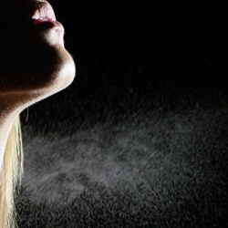 Дезодоранты и духи вредят легким не меньше дыма машин, выяснили ученые