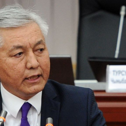 Депутат Иса Өмүркулов: «Жарыбаган маяна алып жаткан мугалим ипотека акысы үчүн айына 20 миң сомду кантип төлөйт, ойлонуп көрдүӊөрбү?»