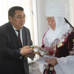 Аманбай Кайыпов Нарындык айымдарды өзгөчө куттуктады