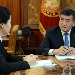 Эл астында сурдана көрүнгөн Индира Жолдубаева Сооронбай Жээнбековдун алдында өңгүрөп ыйлап...