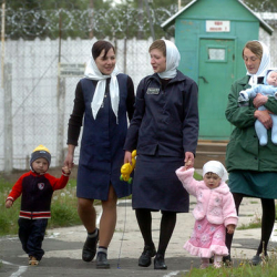 Түрмөдө төрөлгөн балдар 3 жашка чыкканга чейин апаларынын жанында болот