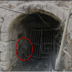 БОЛГОН ОКУЯ - СЫРДУУ КӨРҮНҮШ: Жер төлөдө жылаңач кичине балдар ары-бери ташып ойноп жатышыптыр 