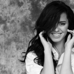 Украиналык фотомодель жана алып баруучунун эс алуудагы "жылаңач" сүрөттөрү соцтармакка тарады (18+)