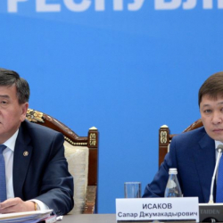 Ак үй – ШЫБЫРТ: Сапар Исаков менен Сооронбаев Жээнбековдун тиреши...