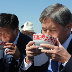 Атамбаев менен Жээнбековдун тиреши 31-мартта аяктайбы?