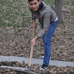 24 марта 2018 года, вооружившись лопатами, вениками и граблями,  вышли на субботник сотрудники центрального аппарата Минздрава КР