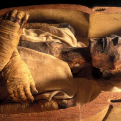 Министр Баткенге көмүлгөн мумиянын кайтарылышын колдойт