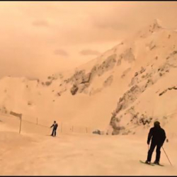 Оранжевый снег покрыл горнолыжный курорт в Сочи