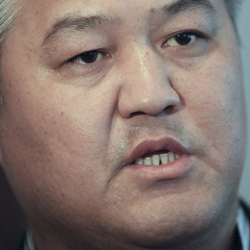 Асанов коопсуздугунан чоочулап жатабы? 