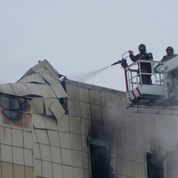 Өрттөнүп бара жаткан кыз, социалдык тармагы аркылуу жакындары менен коштошкон