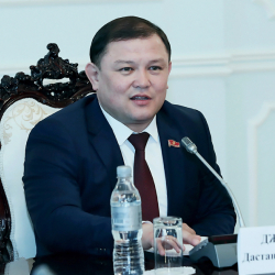 Сүрөт - Төрага Дастанбек Жумабеков Аксы районундагы жергиликтүү кеңештердин депутаттары менен кучакташып...