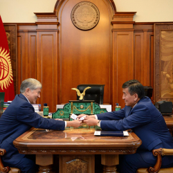  Атамбаев парламентте алкомагнаттар, молдолор, коррупционерлер, мародерлор отурат деди