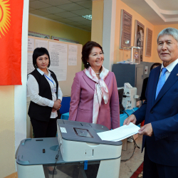 Алмазбек Атамбаев аялынын тилинен чыга албасын далилдеди 