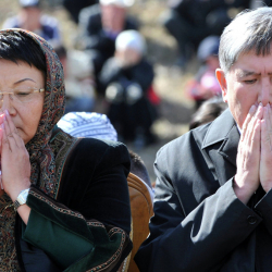 Алмазбек Атамбаев: "Роза Отунбаева деле жашап жатпайбы?"