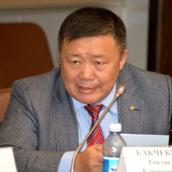 Токтогул Какчекеев, саясат талдоочу: "Асылбек Жээнбеков мандатын тапшыруусу керек"