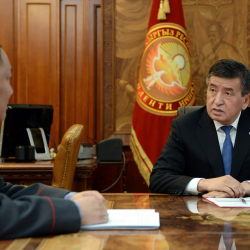 Жолугушууда Президент Сооронбай Жээнбековго Улан Исраилов жымыйып карап...