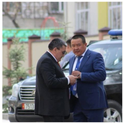 Икрамжан Илмиянов менен Албек Ибраимов сүйлөшүп...