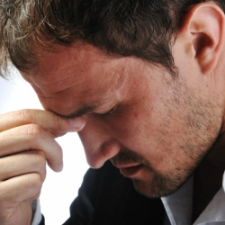 Көкүрөктөгү үшкүрүктү ким угат?