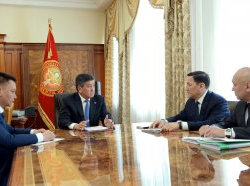 Президент Сооронбай Жээнбеков УКМК төрагасы Абдил Сегизбаев менен УКМКнын Антикоррупциялык кызматынын директору Сагынбек Исмаиловду кабыл алды