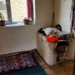 SOS: Балдарына мектепке алып барганга 100 сом жок үй-бүлө жардамга муктаж...