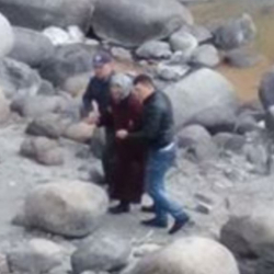 Нарын дарыясына боюн таштаган байбиче куткарылды