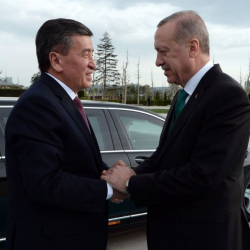 С.Жээнбеков Р.Эрдоган менен кучакташып же өбүшүп учурашпагандыгы социалдык түйүндөрдө талкууга алынды