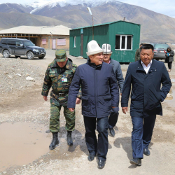 СҮРӨТ: Таалайбек Сарыбашов Чоң-Алайда Тажикстан менен чектеш аймактагы Кара-Мык чек ара бекетине барып...