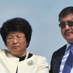  Роза Отунбаева: "Атамбаев Келдибековду кучактап, бетинен өөп, өмүр бою жакшылыгыңды унутпайм дептир"