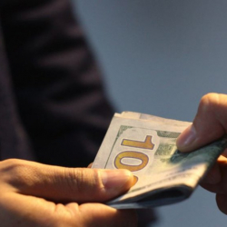 ЖАМКтын кызматкери пара берип кармалды