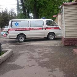 Сапар Исаков чакырылган УКМК имаратына тез жардам унаасы келди   