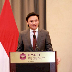 Сапар Исаков Эдуард Кубатов аркылуу пара катары ири суммадагы акча каражатын алган