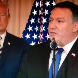 Дональд Трамп жаңы катчы Майк Помпеону далысына “каттуу-катуу” чаап койду