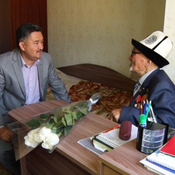 Сүрөт - Депутат Алмазбек Баатырбеков Ата мекендик согуштун ардагерлерин Жеӊиштин 73 жылдыгы менен куттуктады