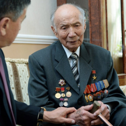 Президент Сооронбай Жээнбеков навестил ветерана Великой Отечественной войны, Героя Социалистического труда Корчубека Акназарова