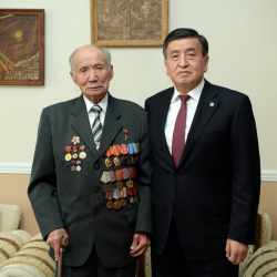 Сүрөт - Президент Сооронбай Жээнбеков Улуу Ата Мекендик согуштун ардагери, Социалисттик Эмгектин Баатыры Корчубек Акназаровго учурашып келди