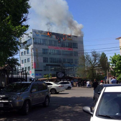 Сүрөт - Бишкектеги "Каухар" бизнес борбору күйүп жатат