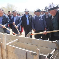 НАРЫН: Элеттиктер балдардын камын көрүүдө