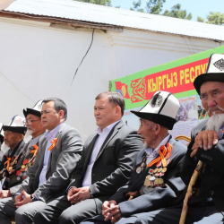 ОШ: Төрага Дастанбек Жумабеков Улуу Ата-Мекендик согуштун ардагерлерин Жеңиш майрамы менен куттуктады