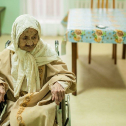 Элнура Кулуева: "Карылар үйүндөгү бала мээримине, сүйүүсүнө суусаган ата-апаларга кубанычтуу көз ирмем..."