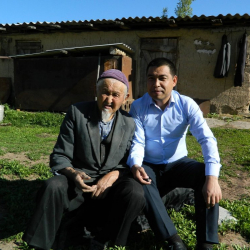 Доктурбай Кожогулов: Алмаз Атамбаевдин ата­сы Шаршен чечендин акчасын жеп коюп соттолгон”