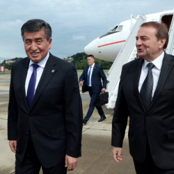 Президент Сооронбай Жээнбеков Россиянын Сочи шаарына учуп келди