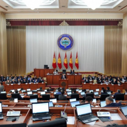 Парламент ЖЭБ чуусу боюнча токтомун президентке жөнөтмөй болду