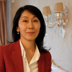 Депутат Аида Исмаилова кенешчисине байланышкан түрдүү суроолорго жооп узатса