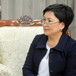 Кудайбердиева бийликке сулуулугу менен жагабы?