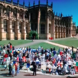 Улуу Британиянын ханзаaдасы Гарри менен америкалык мурдагы актриса Меган Марклдын үйлөнүү үлпөтү ...