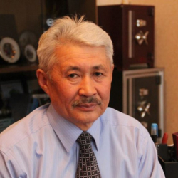 Турсунбек Акун, экс-акыйкатчы, коомдук ишмер: “Сооронбай Жээнбеков Атамбаевдин өйдө-ылдый сөздөрүнө териккен жок, анын туура эмес иштеринен ирээнжиди” 