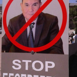 Депутат Гүлкан Молдобековага каршы митинг жүрүп жатат